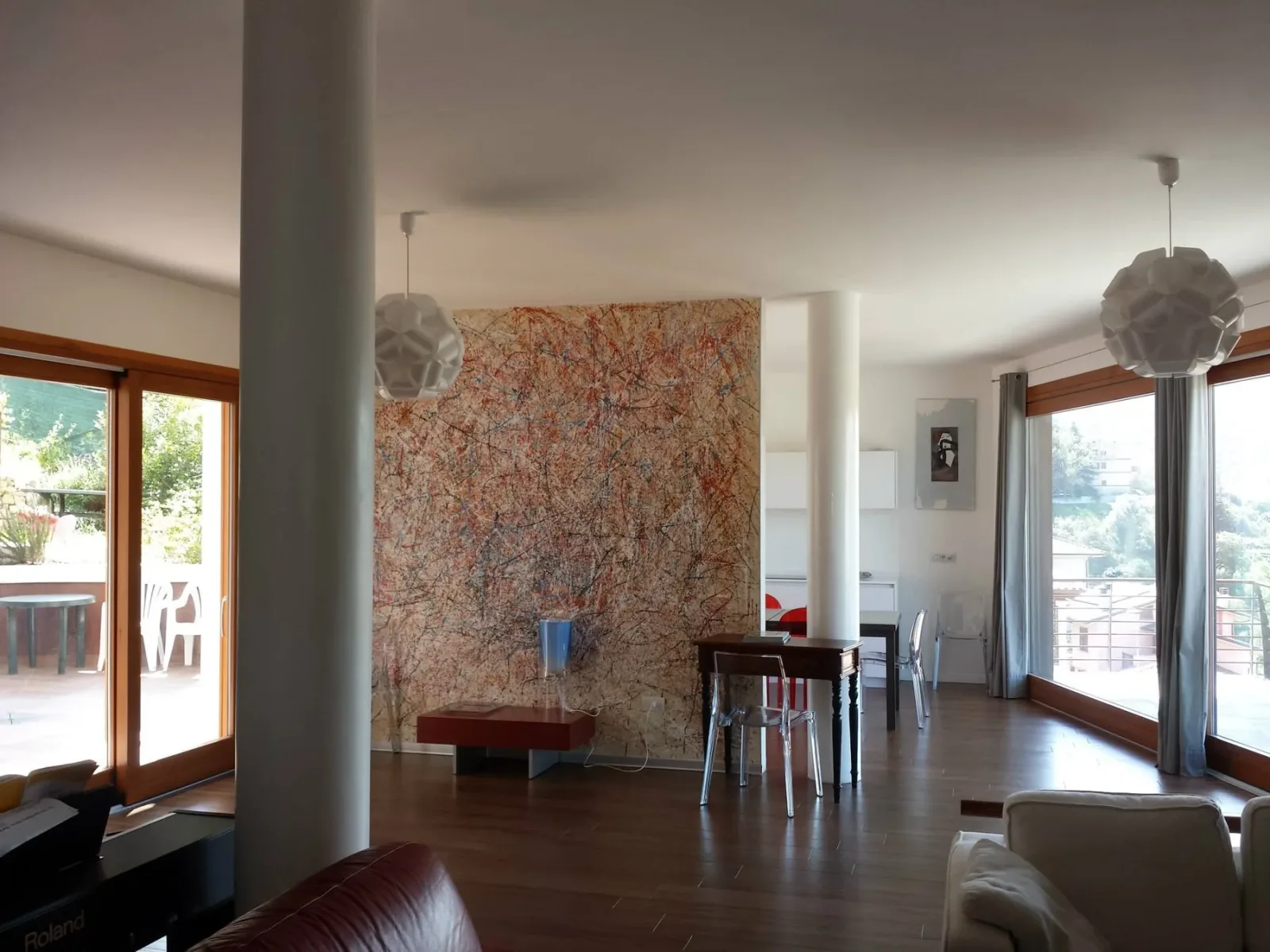 Zona giorno con parete decorata e tavolo