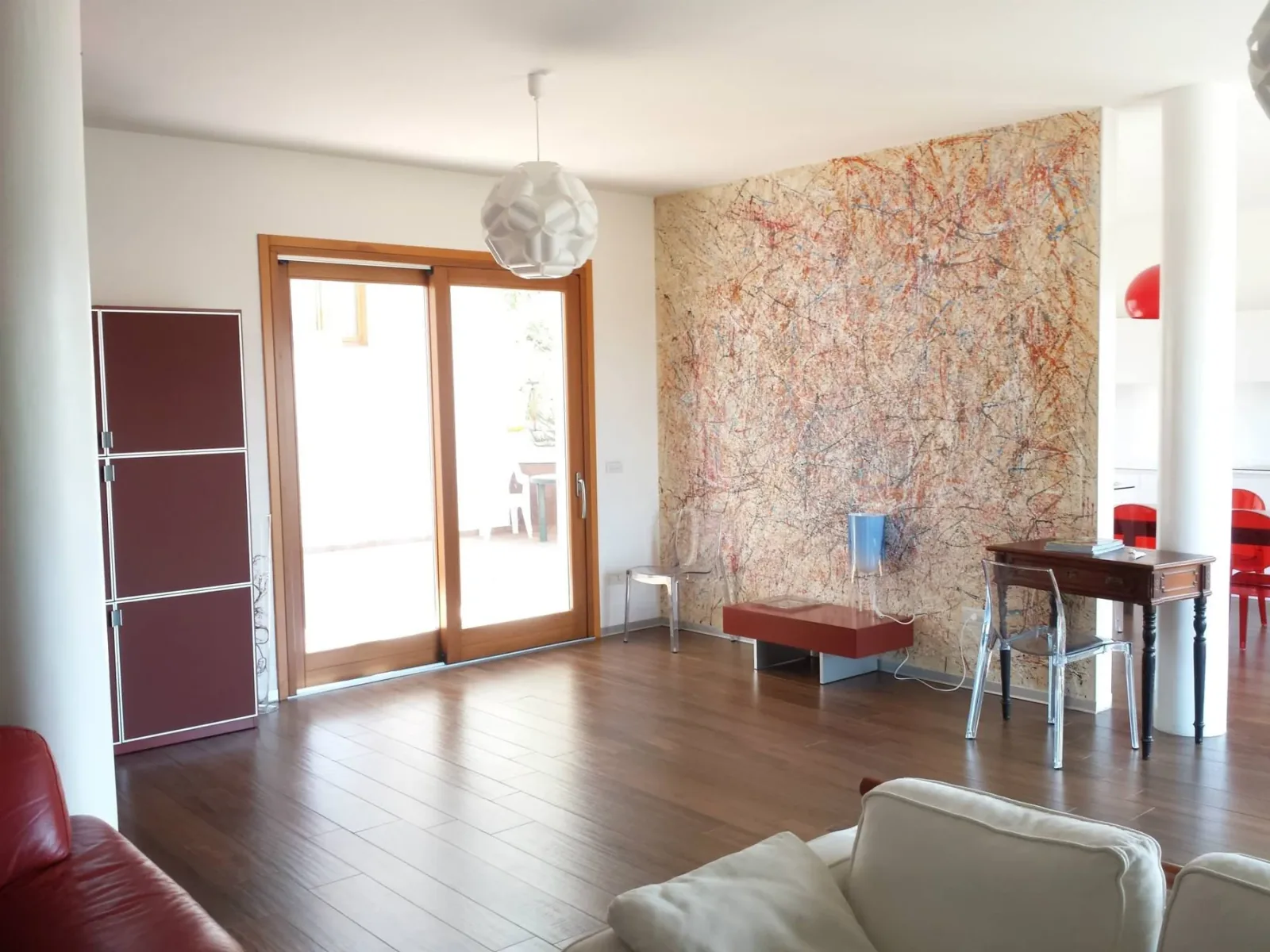 Zona pranzo e soggiorno con parete decorata
