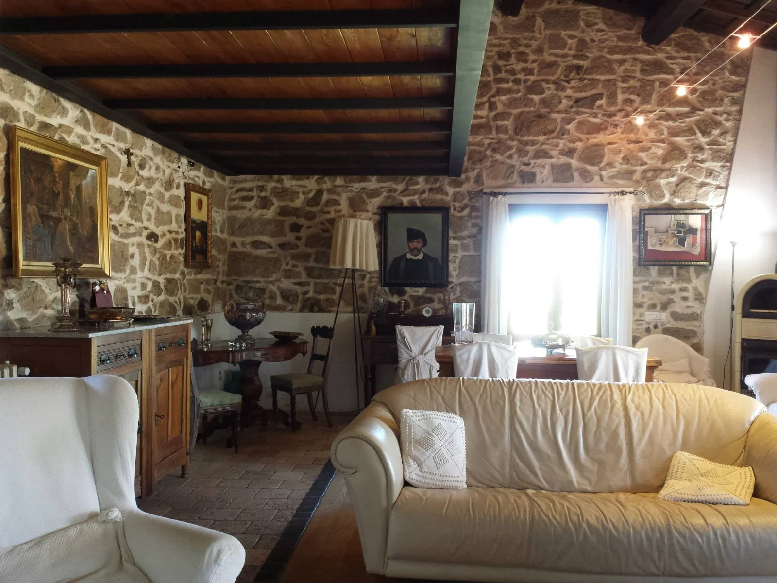 Interni con pietra a vista, legno e zona soggiorno · vista 1
